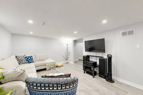 206 Mcmurchy Avenue S Brampton ON L6Y 1Z3