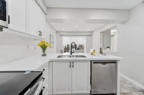 10 Vanhorne Close Brampton ON L7A 0X7