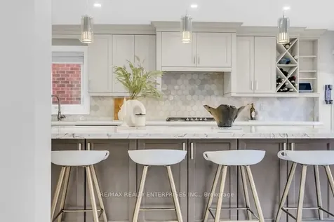 5683 Oldcastle Crescent Mississauga ON L5M 4X6
