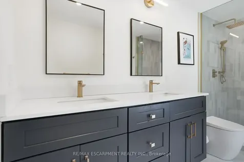29 Pinewood Trail Mississauga ON L5G 2L2