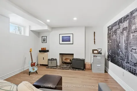 29 Pinewood Trail Mississauga ON L5G 2L2