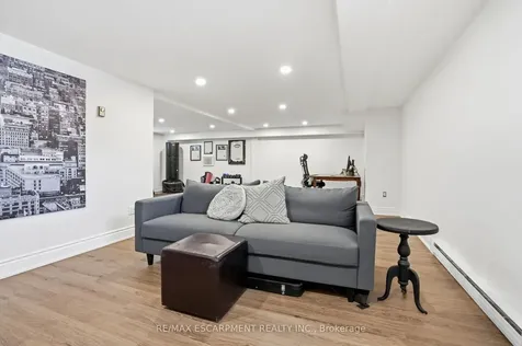29 Pinewood Trail Mississauga ON L5G 2L2