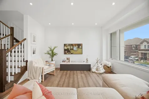 110 Huguenot Road Oakville ON L6H 0J6