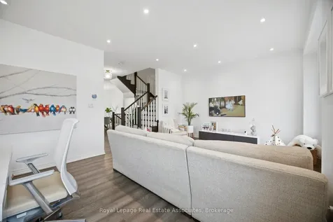 110 Huguenot Road Oakville ON L6H 0J6