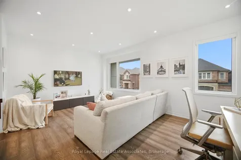 110 Huguenot Road Oakville ON L6H 0J6