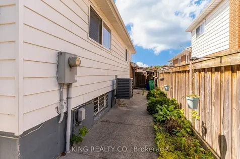 2376 Whaley Drive Mississauga ON L5B 2B5