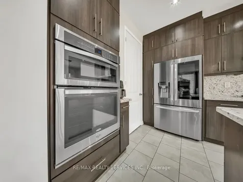 17 Leadenhall Road Brampton ON L7A 4G4