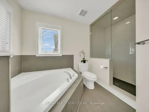 17 Leadenhall Road Brampton ON L7A 4G4