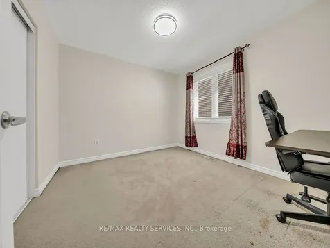 17 Leadenhall Road Brampton ON L7A 4G4
