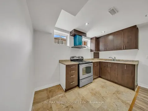 17 Leadenhall Road Brampton ON L7A 4G4