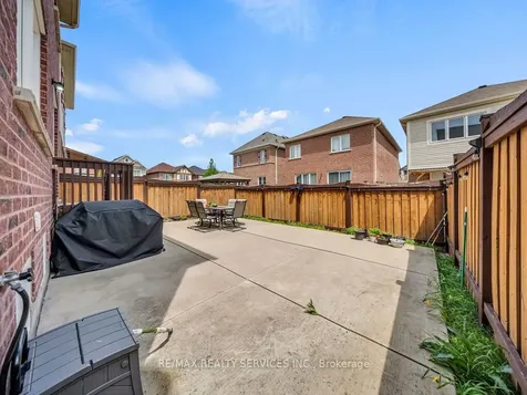 17 Leadenhall Road Brampton ON L7A 4G4