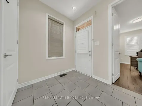 17 Leadenhall Road Brampton ON L7A 4G4