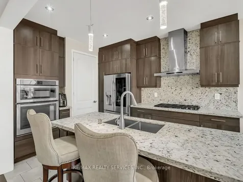 17 Leadenhall Road Brampton ON L7A 4G4