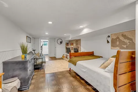 129 Earlscourt Avenue Toronto ON M6E 4A8