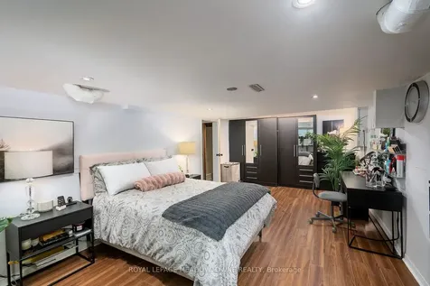 6942 Barrisdale Drive Mississauga ON L5N 2H4