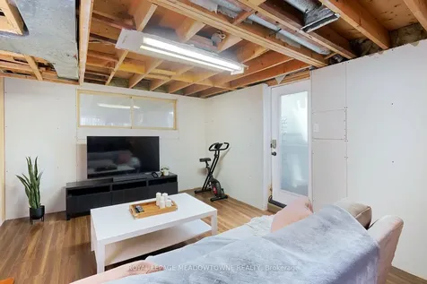 6942 Barrisdale Drive Mississauga ON L5N 2H4