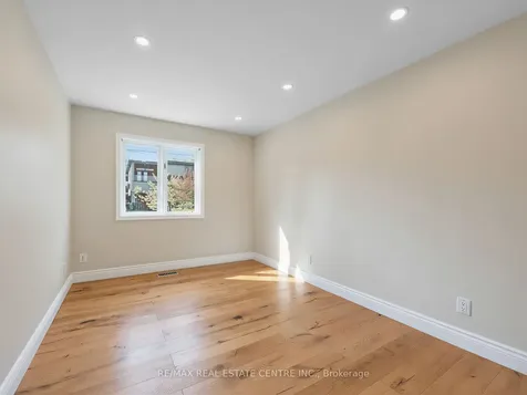 592 Montbeck Crescent Mississauga ON L5G 1N8