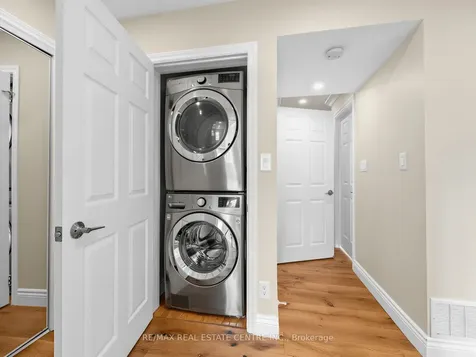 592 Montbeck Crescent Mississauga ON L5G 1N8