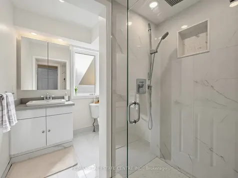 592 Montbeck Crescent Mississauga ON L5G 1N8