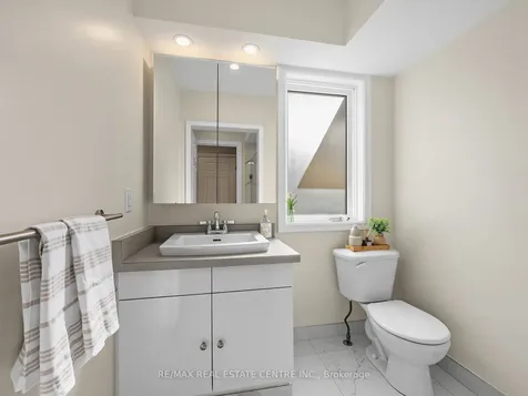 592 Montbeck Crescent Mississauga ON L5G 1N8