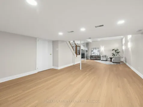 592 Montbeck Crescent Mississauga ON L5G 1N8