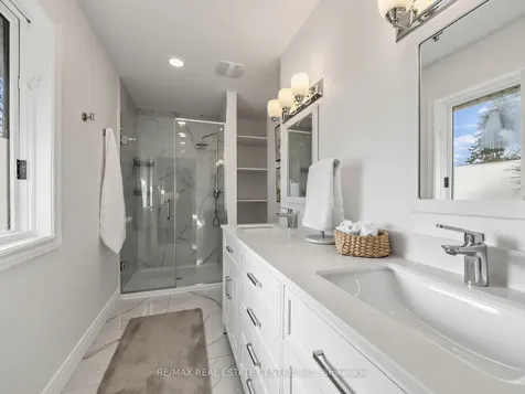 592 Montbeck Crescent Mississauga ON L5G 1N8