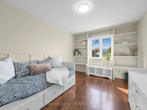 592 Montbeck Crescent Mississauga ON L5G 1N8