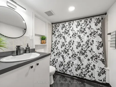 592 Montbeck Crescent Mississauga ON L5G 1N8
