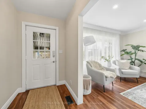 592 Montbeck Crescent Mississauga ON L5G 1N8