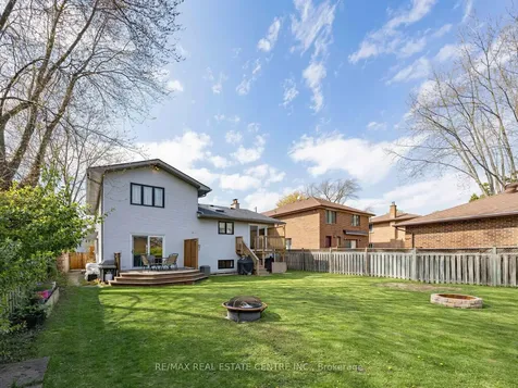 592 Montbeck Crescent Mississauga ON L5G 1N8