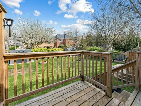 592 Montbeck Crescent Mississauga ON L5G 1N8