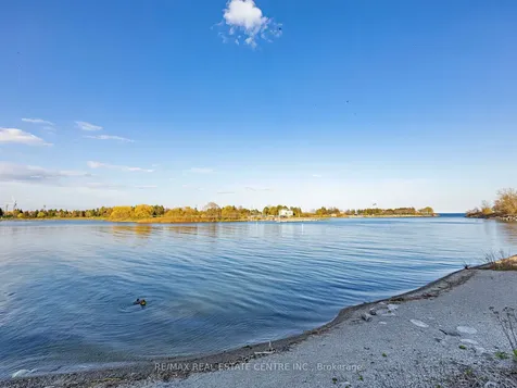 592 Montbeck Crescent Mississauga ON L5G 1N8