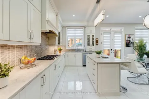 8 Settlers Field Road Brampton ON L6X 5P2