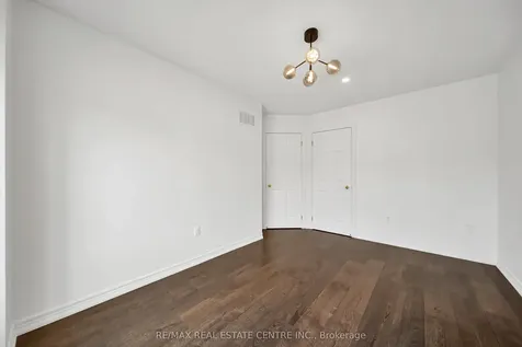 8 Munch Place Milton ON L9T 8K6