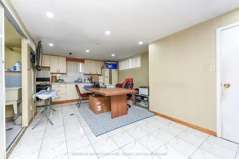 3280 Clara Drive Mississauga ON L4T 2C7