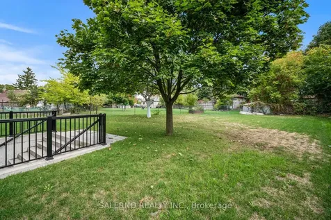 11 Compton Crescent Toronto ON M3M 2C3