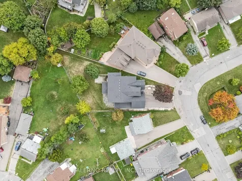 11 Compton Crescent Toronto ON M3M 2C3