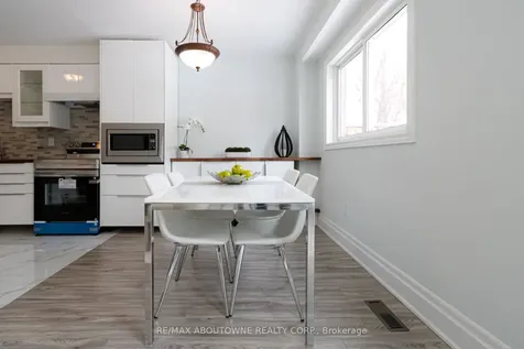 1532 Lancaster Drive Oakville ON L6H 2Z3