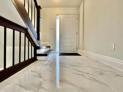 1532 Lancaster Drive Oakville ON L6H 2Z3