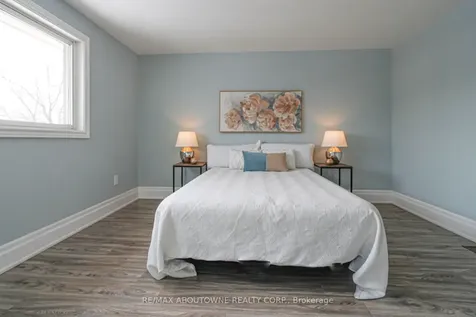 1532 Lancaster Drive Oakville ON L6H 2Z3