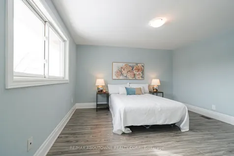 1532 Lancaster Drive Oakville ON L6H 2Z3
