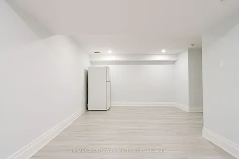 1532 Lancaster Drive Oakville ON L6H 2Z3