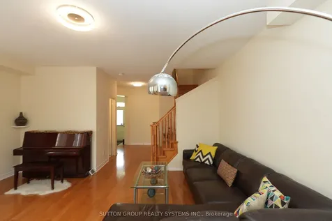 5636 Raleigh Street Mississauga ON L5M 7E4