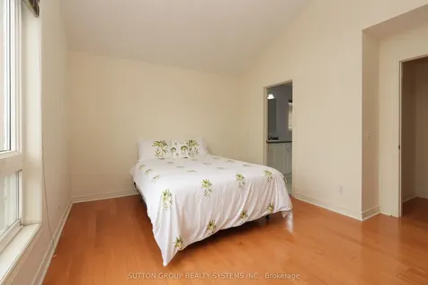 5636 Raleigh Street Mississauga ON L5M 7E4