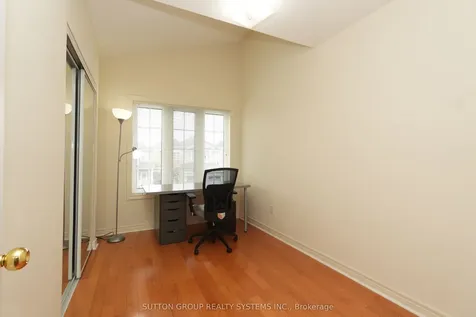 5636 Raleigh Street Mississauga ON L5M 7E4