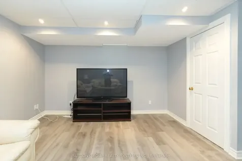 5636 Raleigh Street Mississauga ON L5M 7E4