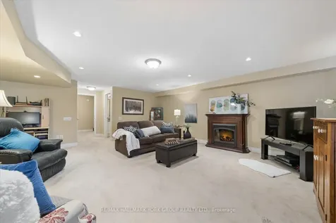 202 Duskywing Way Oakville ON L6L 6X4