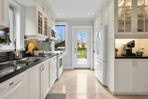 18 Dartmouth Crescent Toronto ON M8V 1X1