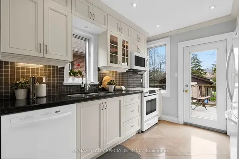 18 Dartmouth Crescent Toronto ON M8V 1X1