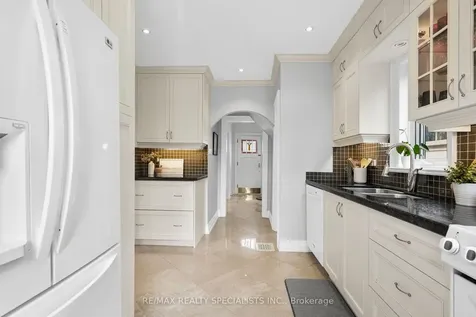 18 Dartmouth Crescent Toronto ON M8V 1X1